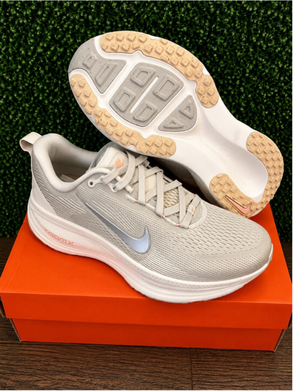 Women's Nike Vomero 18 Athletic Shoes Size 8.5 Light Bone Metallic Silver